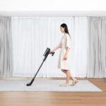 xiaomi ultralight vaccum lifestyle shot 4